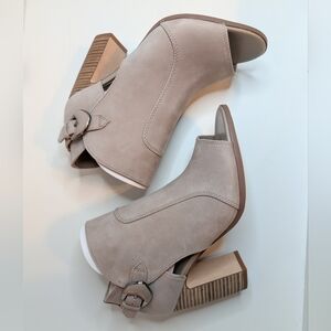 ✨ VINCE CAMUTO “Bernida” Silky Nubuck Peep-Toe Heeled Booties – Size 8.5M ✨